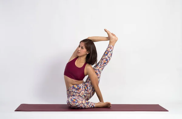 Joven Asiático Mujer Practicando Yoga Con Blanco Pared Fondo — Foto de Stock