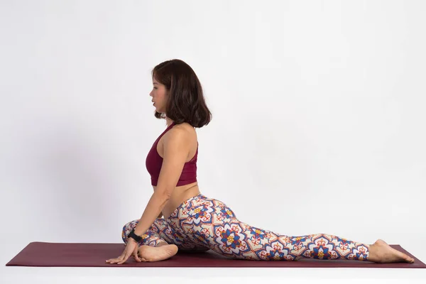 Ung Asiatisk Kvinna Utövar Yoga Med Vit Vägg Bakgrunden — Stockfoto