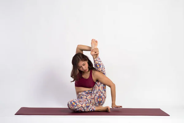 Wanita Muda Asia Berlatih Yoga Dengan Dinding Putih Latar Belakang — Stok Foto