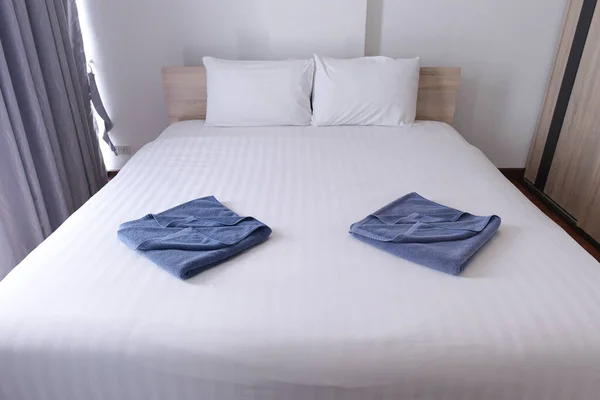 Зручне Ліжко Білими Простирадлами Двома Рушниками — стокове фото