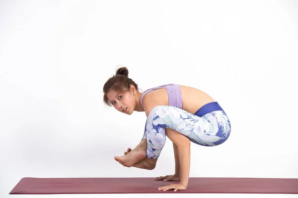 Wanita Muda Asia Berlatih Yoga Dengan Dinding Putih Latar Belakang — Stok Foto