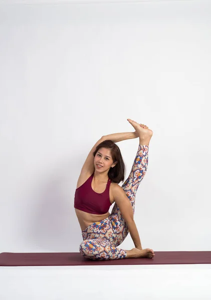Jeune Femme Asiatique Pratiquant Yoga Avec Mur Blanc Sur Fond — Photo