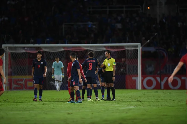 Pathumthani Thailand 5 Eylül 2019: Thammasat Stadyumu 'nda Vietnam' a karşı oynanan 2022 Dünya Kupası elemeleri sırasında Tayland 8 numaralı Thitipan phungjan oyuncusu 