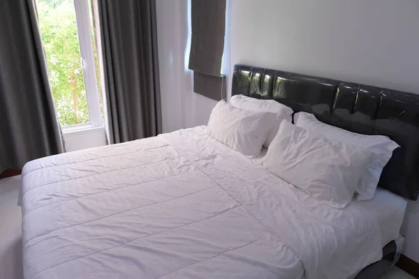 Вид Зручне Ліжко Подушками Спальні — стокове фото