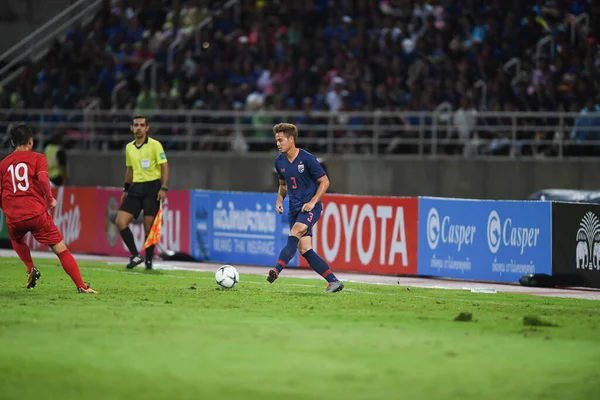 Pathumthani Tayland 5 Eylül 2019: Thammasat Stadyumu 'nda Vietnam' a karşı oynanan 2022 Dünya Kupası elemeleri sırasında Tayland 3 numaralı Theerathon Boonmatan 