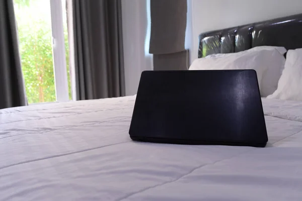 Ноутбук Ліжку Спальні Сцени — стокове фото