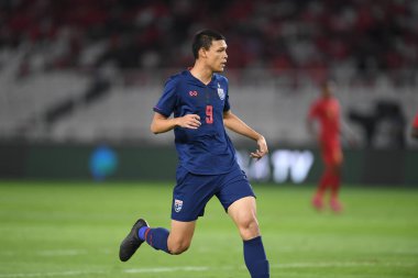 Jakarta Endonezya 10 sep 2019: Supachai, 2020 Dünya Kupası elemeleri sırasında oynanan Dünya Kupası elemeleri sırasında oynanan maçta 9 numaralı Tayland oyuncusunu Gelora Bung Karno Stadyumu 'nda hapse attı 