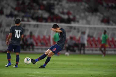 Jakarta Endonezya 10 sep 2019: Supachai, 2020 Dünya Kupası elemeleri sırasında oynanan Dünya Kupası elemeleri sırasında oynanan maçta 9 numaralı Tayland oyuncusunu Gelora Bung Karno Stadyumu 'nda hapse attı 