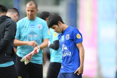 Bangkok Tayland 30 Mayıs 2019: Sarach yooyen Tayland futbolcusu 2019 Alp Futbol Kampı 'nda düzenlenen turnuva öncesi antrenman sırasında sahada 