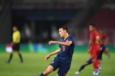 Jakarta Endonezya 10 sep 2019: Supachai, 2020 Dünya Kupası elemeleri sırasında oynanan Dünya Kupası elemeleri sırasında oynanan maçta 9 numaralı Tayland oyuncusunu Gelora Bung Karno Stadyumu 'nda hapse attı 