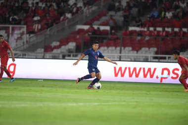 Jakarta Endonezya 10 sep 2019: Phitiwat sukjitthammakul # 16 Tayland futbolcusu 2020 Dünya Kupası elemeleri sırasında Endonezya 0-3 Tayland 'da Gelora bung karno stadyumunda 