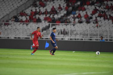 Jakarta Endonezya 10 sep 2019: Phitiwat sukjitthammakul # 16 Tayland futbolcusu 2020 Dünya Kupası elemeleri sırasında Endonezya 0-3 Tayland 'da Gelora bung karno stadyumunda 