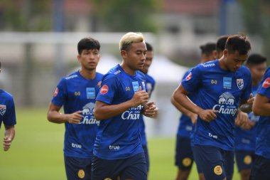 Bangkok Tayland 30 Mayıs 2019: Tayland Apiwat Pengprakon Tayland futbolcusu 2019 Alp Futbol Kampı 'nda düzenlenen turnuva kral kupası 2019 turnuvası öncesinde antrenman yapıyor 