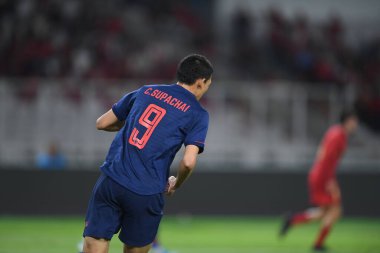Jakarta Endonezya 10 sep 2019: Supachai, 2020 Dünya Kupası elemeleri sırasında oynanan Dünya Kupası elemeleri sırasında oynanan maçta 9 numaralı Tayland oyuncusunu Gelora Bung Karno Stadyumu 'nda hapse attı 