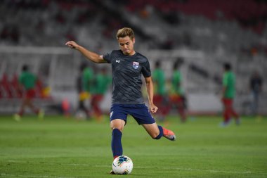 Jakarta Endonezya 10 sep 2019: Theerathon bunmathan # 3 numaralı Tayland futbolcusu 2020 Dünya Kupası elemeleri sırasında Endonezya 0-3 Tayland 'da Gelora bung karno stadyumunda