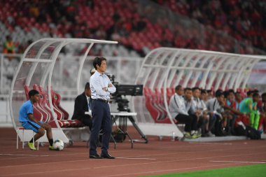Jakarta Endonezya 10 sep 2019: Akira nishino dünya kupası elemeleri sırasında antrenörlük görevinde. 2020 Endonezya 0-3 Tayland arasında Gelora bung karno stadyumunda. 