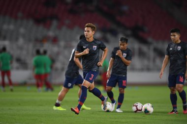 Jakarta Endonezya 10 sep 2019: Theerathon bunmathan # 3 numaralı Tayland futbolcusu 2020 Dünya Kupası elemeleri sırasında Endonezya 0-3 Tayland 'da Gelora bung karno stadyumunda 