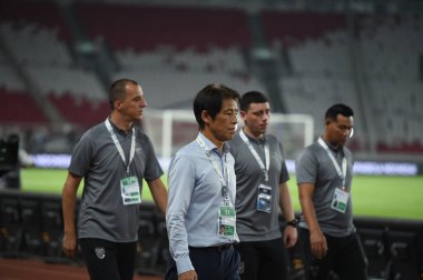 Jakarta Endonezya 10 sep 2019: Akira nishino dünya kupası elemeleri sırasında antrenörlük görevinde. 2020 Endonezya 0-3 Tayland arasında Gelora bung karno stadyumunda. 