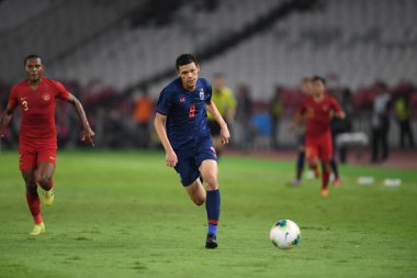 Jakarta Endonezya 10 sep 2019: Supachai, 2020 Dünya Kupası elemeleri sırasında oynanan Dünya Kupası elemeleri sırasında oynanan maçta 9 numaralı Tayland oyuncusunu Gelora Bung Karno Stadyumu 'nda hapse attı 