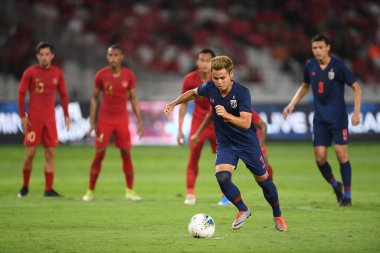 Jakarta Endonezya 10 sep 2019: Theerathon bunmathan # 3 numaralı Tayland futbolcusu 2020 Dünya Kupası elemeleri sırasında Endonezya 0-3 Tayland 'da Gelora bung karno stadyumunda 