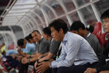 Jakarta Endonezya 10 sep 2019: Akira nishino dünya kupası elemeleri sırasında antrenörlük görevinde. 2020 Endonezya 0-3 Tayland arasında Gelora bung karno stadyumunda. 