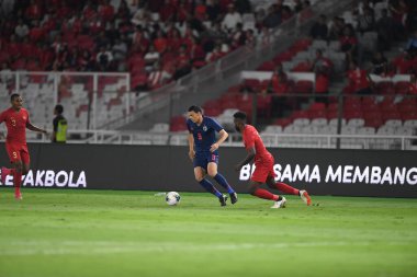 Jakarta Endonezya 10 sep 2019: Supachai, 2020 Dünya Kupası elemeleri sırasında oynanan Dünya Kupası elemeleri sırasında oynanan maçta 9 numaralı Tayland oyuncusunu Gelora Bung Karno Stadyumu 'nda hapse attı 