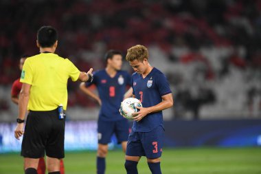 Jakarta Endonezya 10 sep 2019: Theerathon bunmathan # 3 numaralı Tayland futbolcusu 2020 Dünya Kupası elemeleri sırasında Endonezya 0-3 Tayland 'da Gelora bung karno stadyumunda 