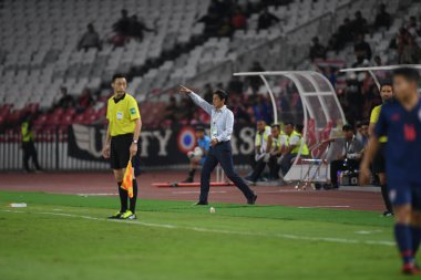 Jakarta Endonezya 10 sep 2019: Akira nishino dünya kupası elemeleri sırasında antrenörlük görevinde. 2020 Endonezya 0-3 Tayland arasında Gelora bung karno stadyumunda. 