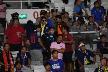 Jakarta Endonezya 10 sep 2019: 2020 Dünya Kupası elemeleri sırasında Gelora Bung Karno Stadyumu 'nda oynanan Dünya Kupası elemeleri sırasında Tayland' ın kimliği belirsiz taraftarı 