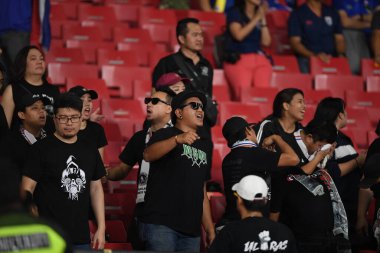 Jakarta Endonezya 10 sep 2019: 2020 Dünya Kupası elemeleri sırasında Gelora Bung Karno Stadyumu 'nda oynanan Dünya Kupası elemeleri sırasında Tayland' ın kimliği belirsiz taraftarı 