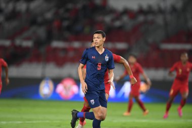 Jakarta Endonezya 10 sep 2019: Supachai, 2020 Dünya Kupası elemeleri sırasında oynanan Dünya Kupası elemeleri sırasında oynanan maçta 9 numaralı Tayland oyuncusunu Gelora Bung Karno Stadyumu 'nda hapse attı 