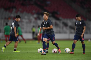 Jakarta Endonezya 10 sep 2019: Theerathon bunmathan # 3 numaralı Tayland futbolcusu 2020 Dünya Kupası elemeleri sırasında Endonezya 0-3 Tayland 'da Gelora bung karno stadyumunda 