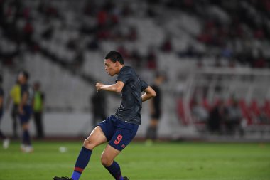 Jakarta Endonezya 10 sep 2019: Supachai, 2020 Dünya Kupası elemeleri sırasında oynanan Dünya Kupası elemeleri sırasında oynanan maçta 9 numaralı Tayland oyuncusunu Gelora Bung Karno Stadyumu 'nda hapse attı 