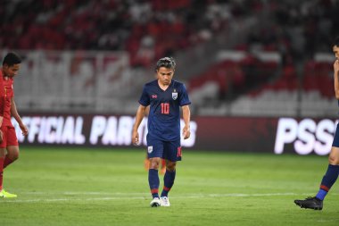 Jakarta Endonezya 10 sep 2019: Chanathip şarkı sözü # 10 Tayland 'da 2020 Dünya Kupası elemeleri sırasında Gelora Bung Karno Stadyumu' nda oynanan Dünya Kupası elemeleri sırasında 