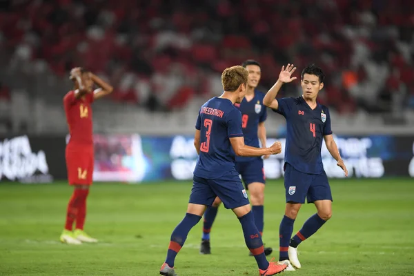 Jakarta Endonezya 10 sep 2019: Theerathon bunmathan # 3 numaralı Tayland futbolcusu 2020 Dünya Kupası elemeleri sırasında Endonezya 0-3 Tayland 'da Gelora bung karno stadyumunda 