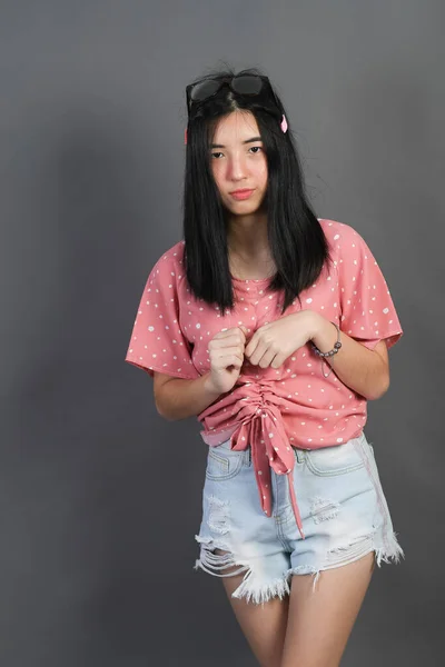 Joven Asiático Mujer Posando Oscuro Gris Pared Fondo —  Fotos de Stock