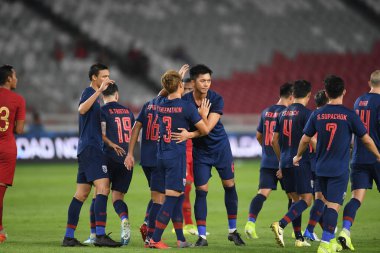 Jakarta Endonezya 10 sep 2019: Dünya Kupası 2020 Dünya Kupası elemeleri sırasındaki golleri için Tayland 'ın Gelora Bung Karno Stadyumu' nda oynanan maçta atılan golü kutlayan oyuncular 