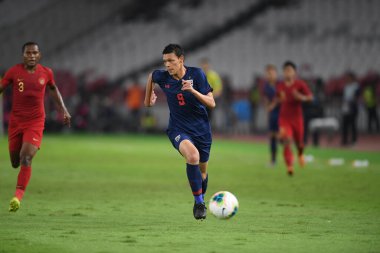 Jakarta Endonezya 10 sep 2019: Supachai, 2020 Dünya Kupası elemeleri sırasında oynanan Dünya Kupası elemeleri sırasında oynanan maçta 9 numaralı Tayland oyuncusunu Gelora Bung Karno Stadyumu 'nda hapse attı 