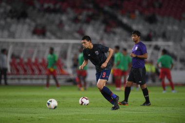 Jakarta Endonezya 10 sep 2019: Supachai, 2020 Dünya Kupası elemeleri sırasında oynanan Dünya Kupası elemeleri sırasında oynanan maçta 9 numaralı Tayland oyuncusunu Gelora Bung Karno Stadyumu 'nda hapse attı 