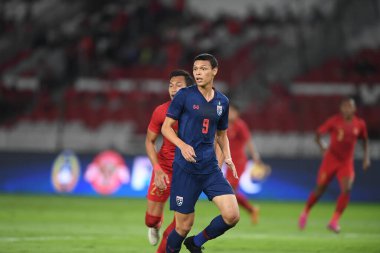 Jakarta Endonezya 10 sep 2019: Supachai, 2020 Dünya Kupası elemeleri sırasında oynanan Dünya Kupası elemeleri sırasında oynanan maçta 9 numaralı Tayland oyuncusunu Gelora Bung Karno Stadyumu 'nda hapse attı 