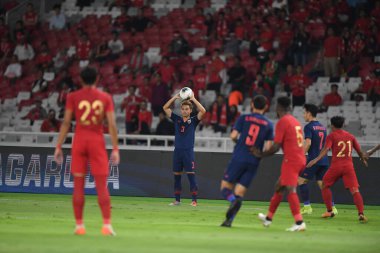 Jakarta Endonezya 10 sep 2019: Theerathon bunmathan # 3 numaralı Tayland futbolcusu 2020 Dünya Kupası elemeleri sırasında Endonezya 0-3 Tayland 'da Gelora bung karno stadyumunda 