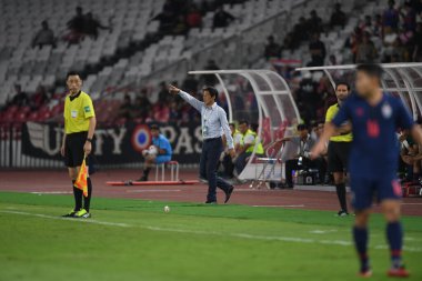 Jakarta Endonezya 10 sep 2019: Akira nishino dünya kupası elemeleri sırasında antrenörlük görevinde. 2020 Endonezya 0-3 Tayland arasında Gelora bung karno stadyumunda. 