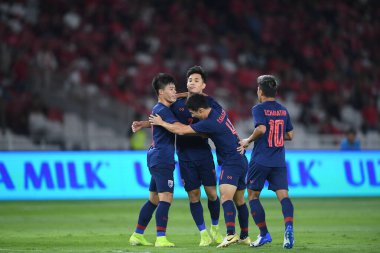Jakarta Endonezya 10 sep 2019: Dünya Kupası 2020 Dünya Kupası elemeleri sırasındaki golleri için Tayland 'ın Gelora Bung Karno Stadyumu' nda oynanan maçta atılan golü kutlayan oyuncular 
