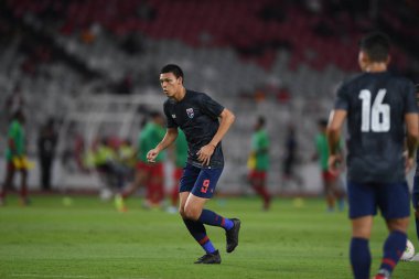 Jakarta Endonezya 10 sep 2019: Supachai, 2020 Dünya Kupası elemeleri sırasında oynanan Dünya Kupası elemeleri sırasında oynanan maçta 9 numaralı Tayland oyuncusunu Gelora Bung Karno Stadyumu 'nda hapse attı 