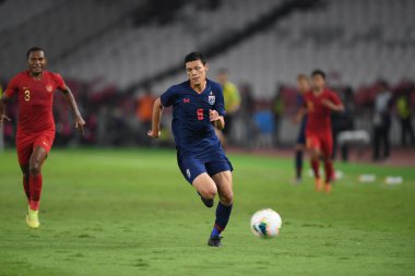 Jakarta Endonezya 10 sep 2019: Supachai, 2020 Dünya Kupası elemeleri sırasında oynanan Dünya Kupası elemeleri sırasında oynanan maçta 9 numaralı Tayland oyuncusunu Gelora Bung Karno Stadyumu 'nda hapse attı 