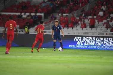 Jakarta Endonezya 10 sep 2019: Theerathon bunmathan # 3 numaralı Tayland futbolcusu 2020 Dünya Kupası elemeleri sırasında Endonezya 0-3 Tayland 'da Gelora bung karno stadyumunda 