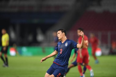 Jakarta Endonezya 10 sep 2019: Supachai, 2020 Dünya Kupası elemeleri sırasında oynanan Dünya Kupası elemeleri sırasında oynanan maçta 9 numaralı Tayland oyuncusunu Gelora Bung Karno Stadyumu 'nda hapse attı 