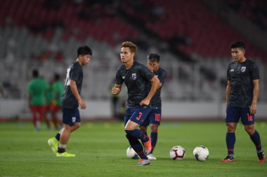 Jakarta Endonezya 10 sep 2019: Theerathon bunmathan # 3 numaralı Tayland futbolcusu 2020 Dünya Kupası elemeleri sırasında Endonezya 0-3 Tayland 'da Gelora bung karno stadyumunda 