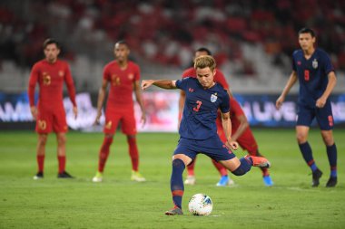 Jakarta Endonezya 10 sep 2019: Theerathon bunmathan # 3 numaralı Tayland futbolcusu 2020 Dünya Kupası elemeleri sırasında Endonezya 0-3 Tayland 'da Gelora bung karno stadyumunda 