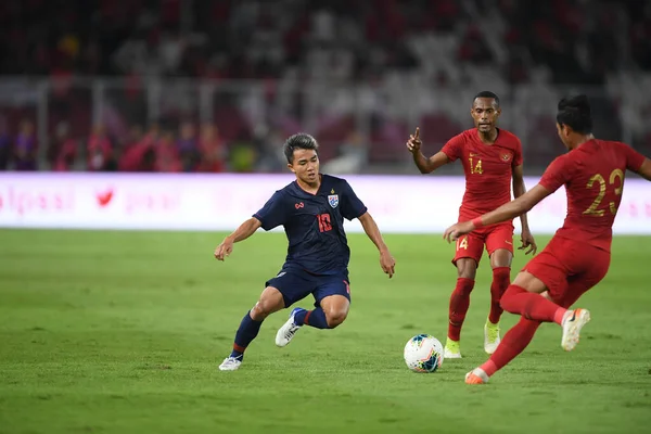 Jakarta Endonezya 10 sep 2019: Chanathip şarkı sözü # 10 Tayland 'da 2020 Dünya Kupası elemeleri sırasında Gelora Bung Karno Stadyumu' nda oynanan Dünya Kupası elemeleri sırasında 